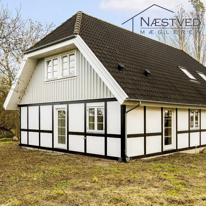 Idyllisk villa med naturskøn beliggenhed til salg hos Næstved Mægleren ApS