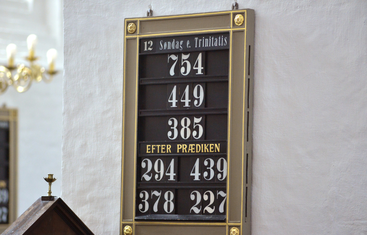 Tirsdagen står på børnesalmesang og Bag om Binzer 