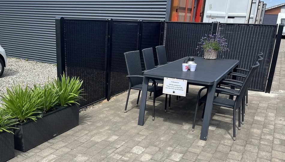 Hals Auto A/S byder på kaffe og sommerstemning i udendørs venteområde
