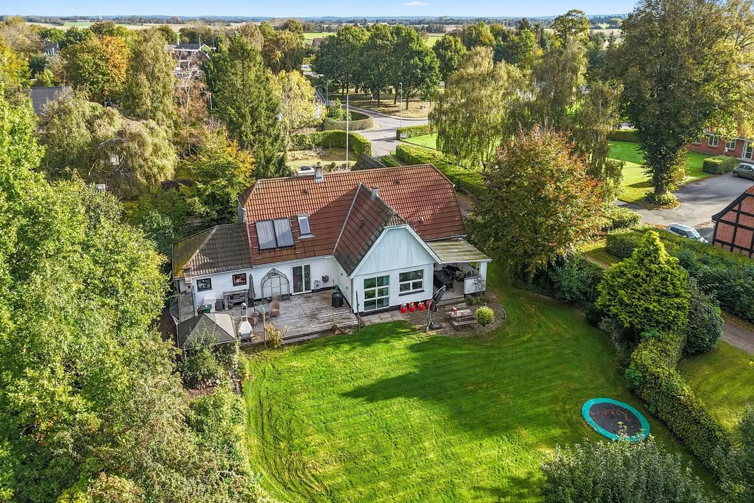 Mæglerhuset præsenterer rummelig villa i Sulsted til ny pris