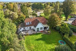 Mæglerhuset annoncerer ny pris på rummelig villa i Sulsted
