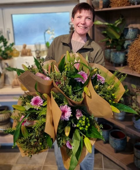 Fynbogården Blomster ApS præsenterer ugens overraskelse med lyserøde blomster til 150 kr.