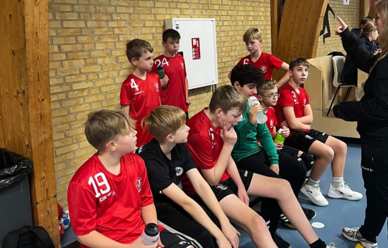 Brønderslev-drenge tog sejren i lokalopgør: "Drengene gør det godt, og kæmper for hinanden"