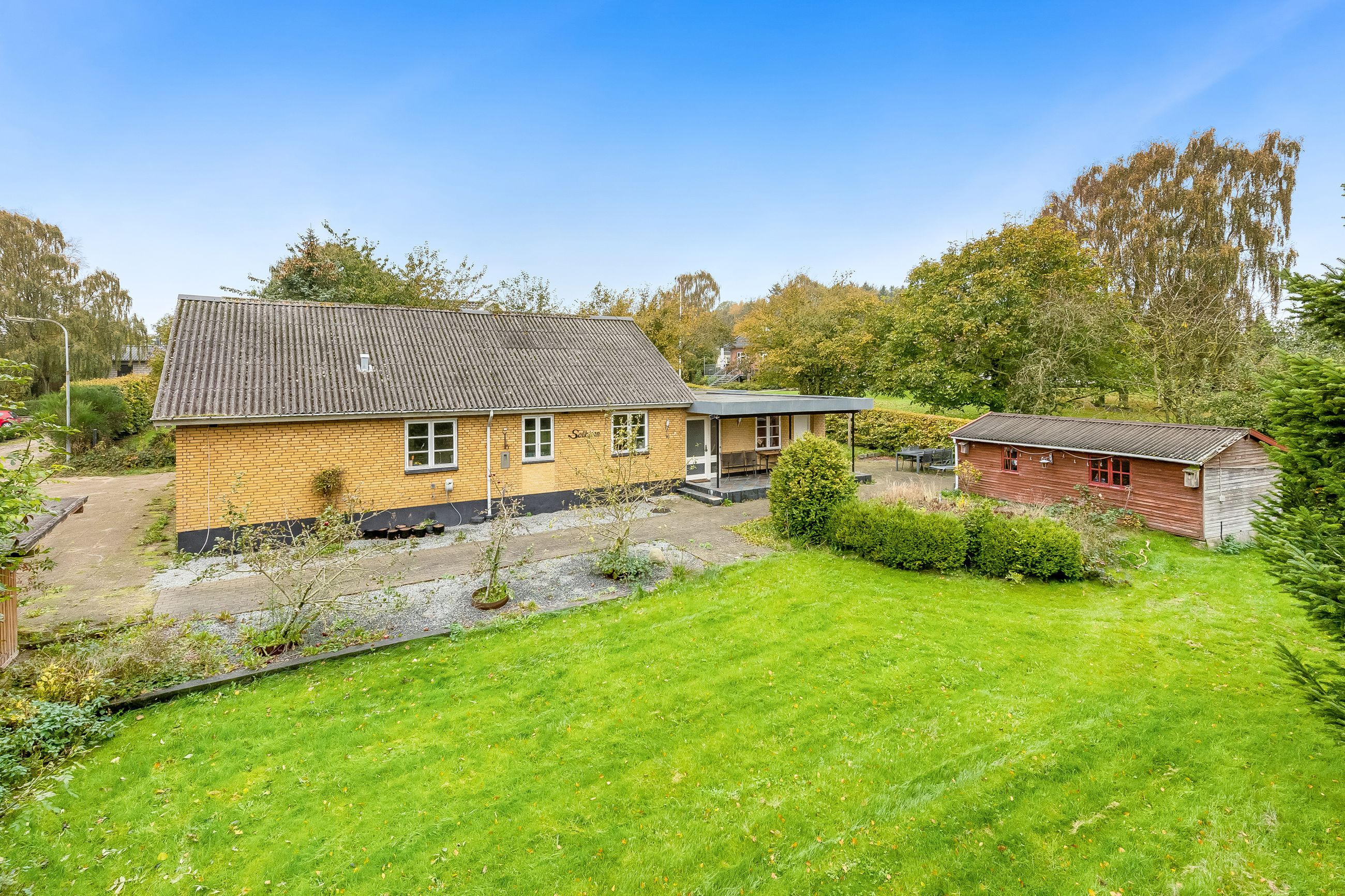 Til salg hos EJENHOLM BOLIG & ERHVERV: STOR ETPLANSVILLA I FAMILIEVENLIGT NABOLAG