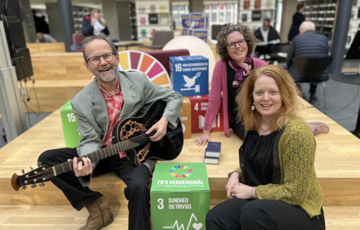 Kom med til eftermiddagssang i verdensmålenes tegn på Randers Bibliotek 