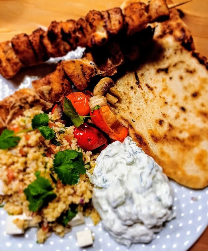 Njordkøkken tilbyder marinerede kyllingespyd med tilbehør til afhentning tirsdag