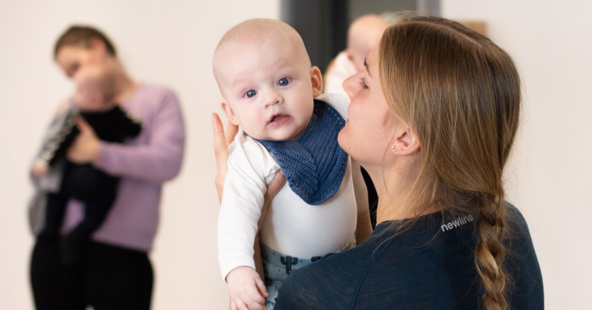 Fokus Folkeoplysning inviterer til stimulerende leg med babyer
