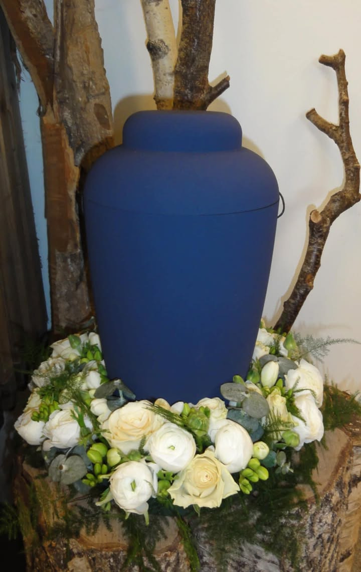 Vestergades Blomster ApS tilbyder urnepynt inspireret af vinterens temaer