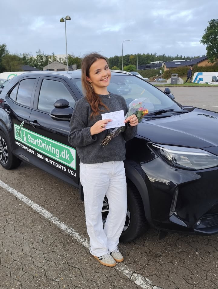 StartDriving.dk - Hosbonds Køreskole fejrer Martyna og hendes nye kørekort