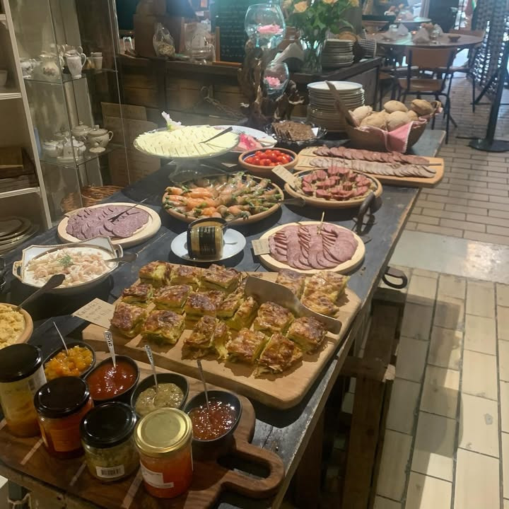 Oplev Fru Hansens frokostbuffet med danske lækkerier og hjemmelavede retter