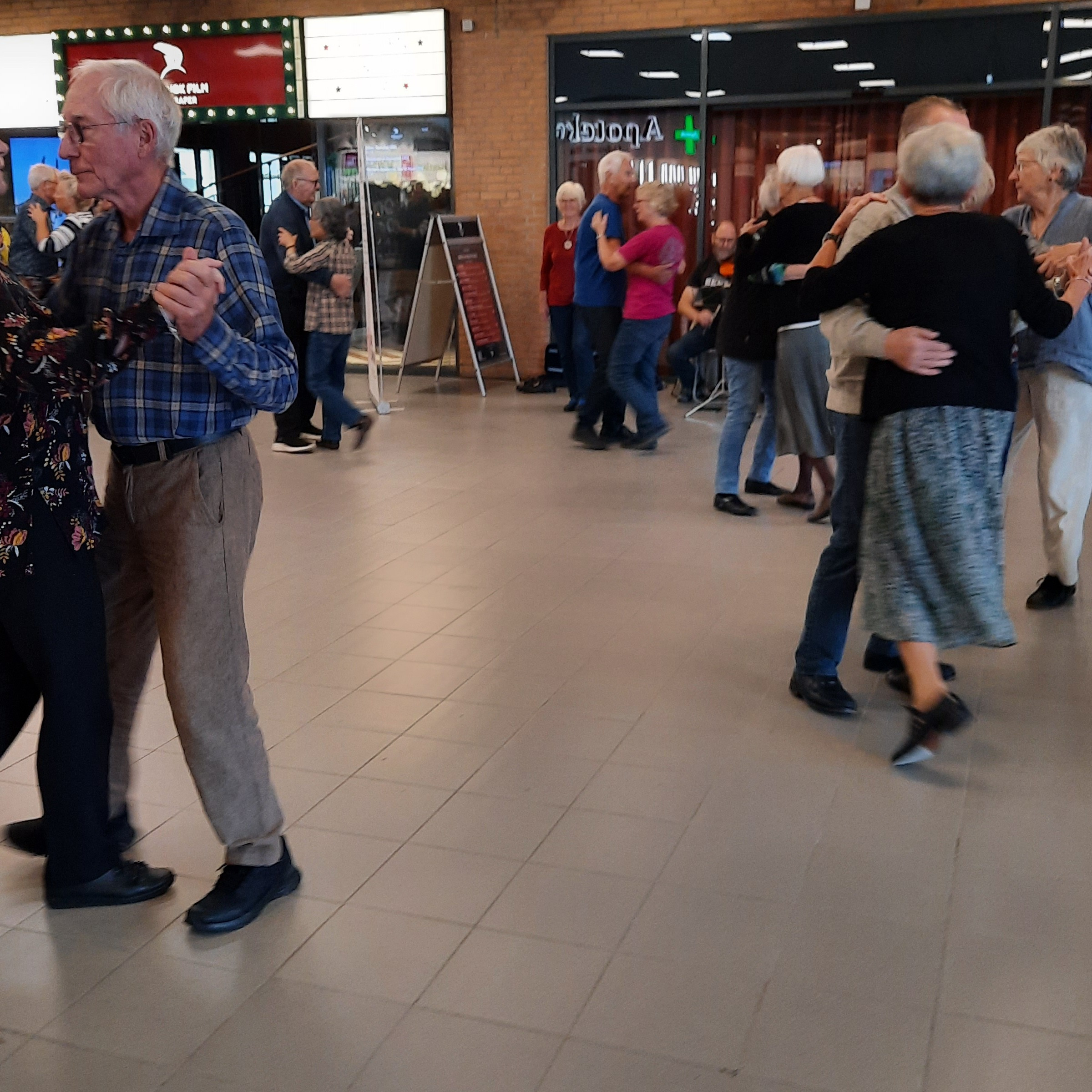 Dans med folkedansere på Odense Banegård Center