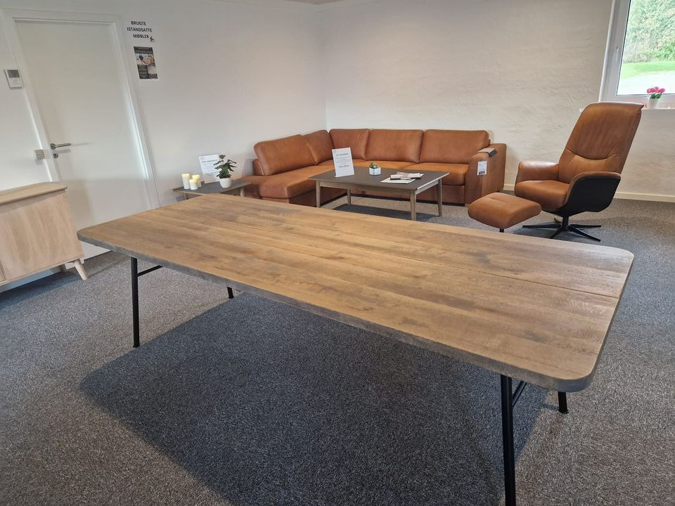 Restparti af eksklusivt plankebord i egetræ hos Hovelind Møbler