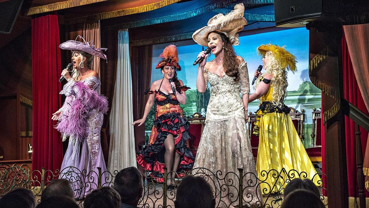 Oplev musikalsk magi i Vesthuset med syngepiger og pigtrådsorkester