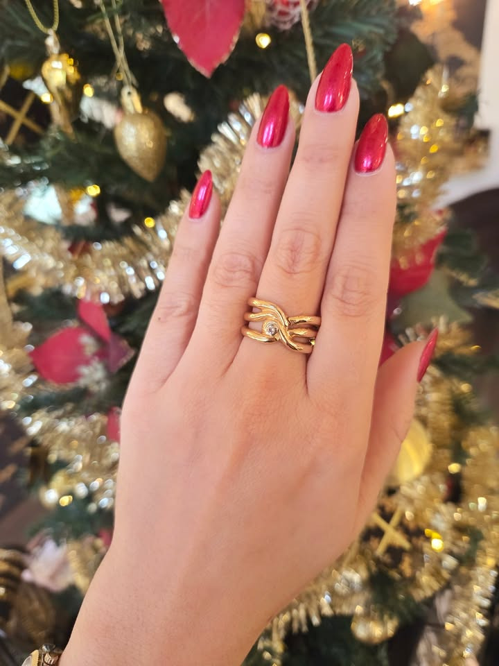 Smykkedesigner Helga Winther præsenterer unik guldring som julegaveidé