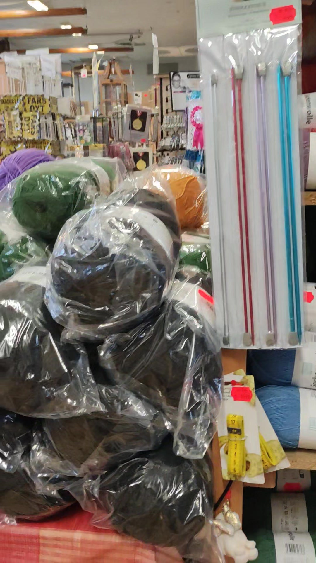 Rie & Henrik's Tøjbiks v/Rie Olesen: stort udsalg på garn og tøj i december