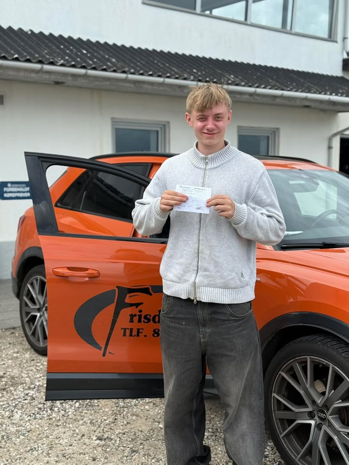Frisdal Køreskole I/S fejrer Magnus for bestået køreprøve i første forsøg