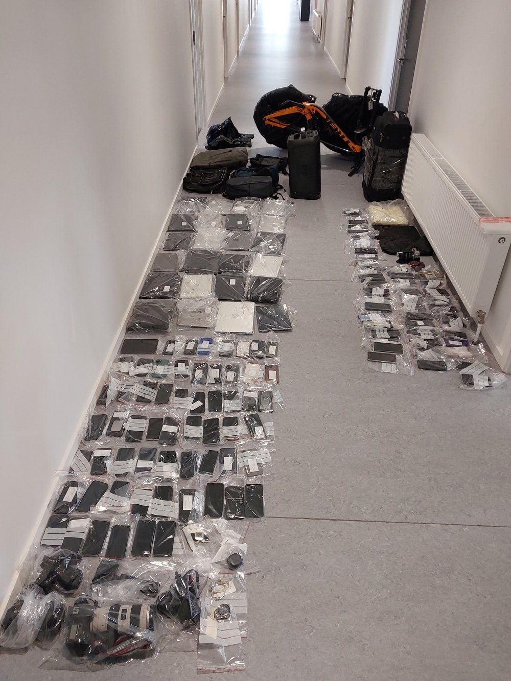 Varebil standset med stor mængde tyvekoster