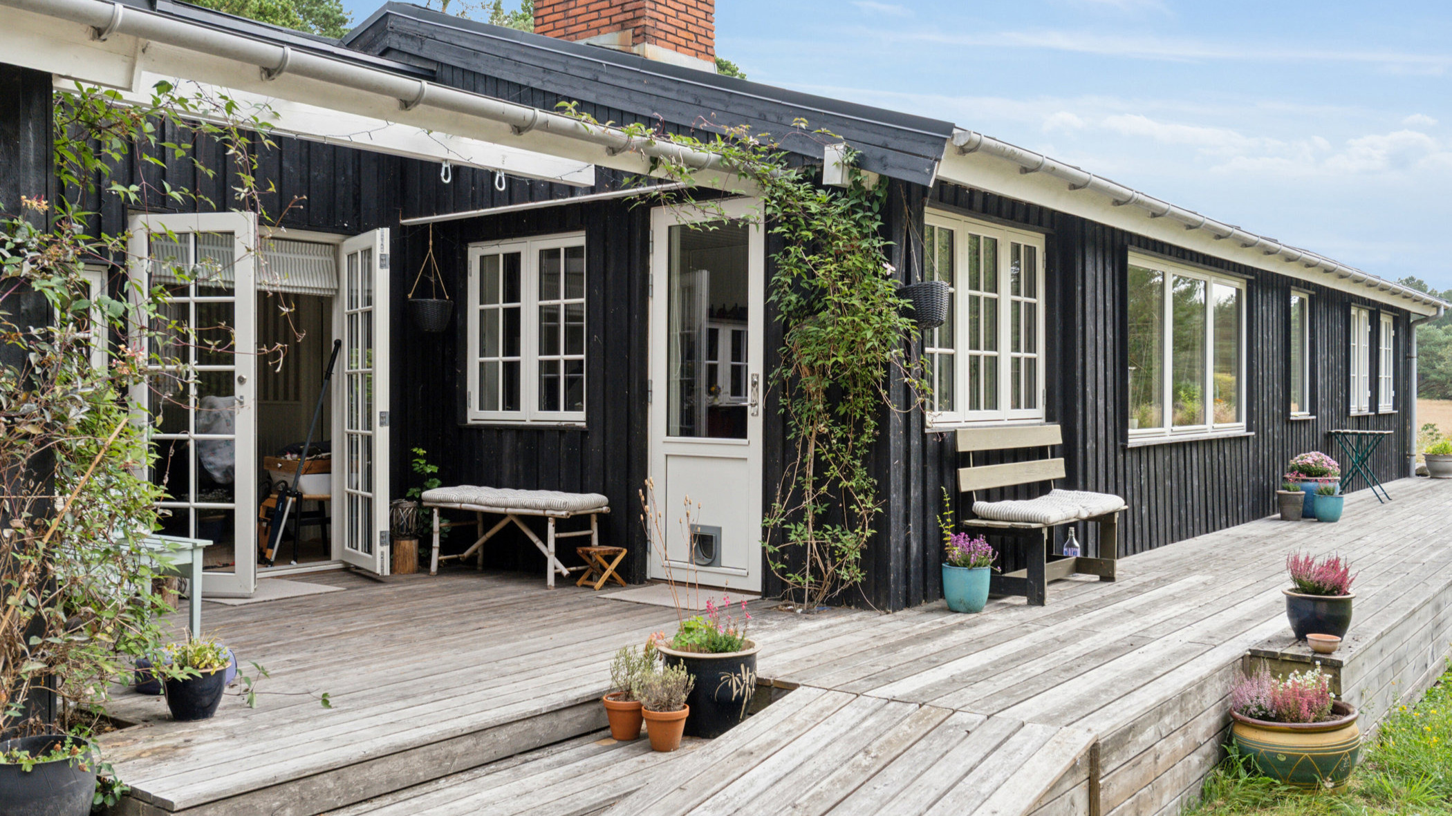 Renoveret fritidshus med udsigt i massevis