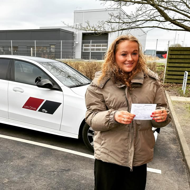Nicoline fra Lets Drive fejrer sit nye kørekort efter en målrettet indsats