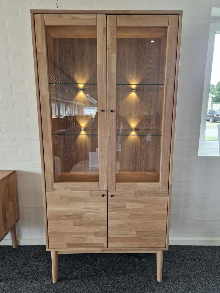 Hovelind Møbler præsenterer Arthur Vitrineskab i massivt egetræ med justerbare hylder og valgfrie ben