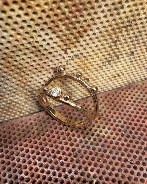 Guldsmed Lütken præsenterer unik ring, der kan opgraderes med flere diamanter over tid