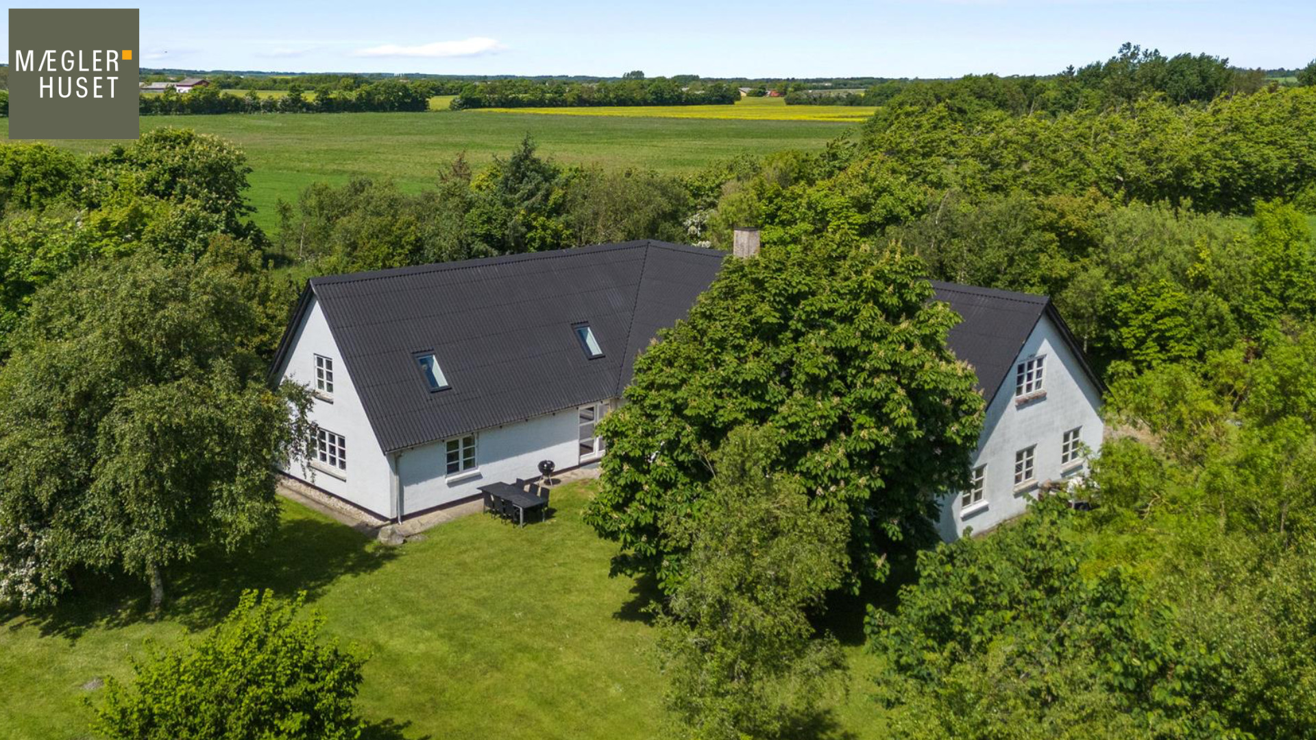 Drømmer du om ro, rummelighed og naturskønne omgivelser? Så har Mæglerhuset Brønderslev hvad du leder efter!