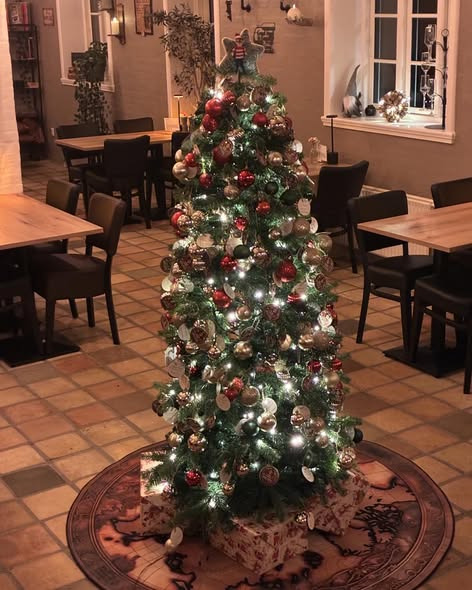 Resturant Holger inviterer til julekonkurrence: Gæt antallet af julekugler og vind en præmie