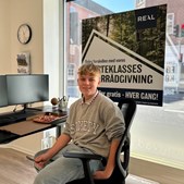 RealMæglerne Esbjerg og Bramming byder velkommen til ny praktikant, Noah, med et smil og en pizza