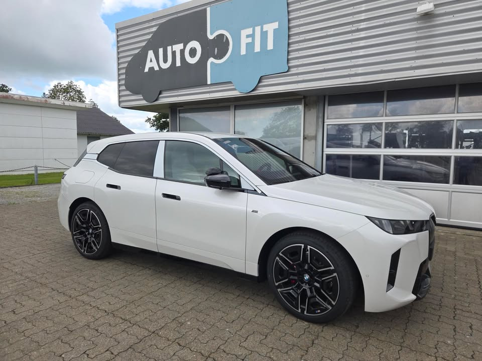 AutoFit A/S opgraderer BMW iX M70 til skolevogn
