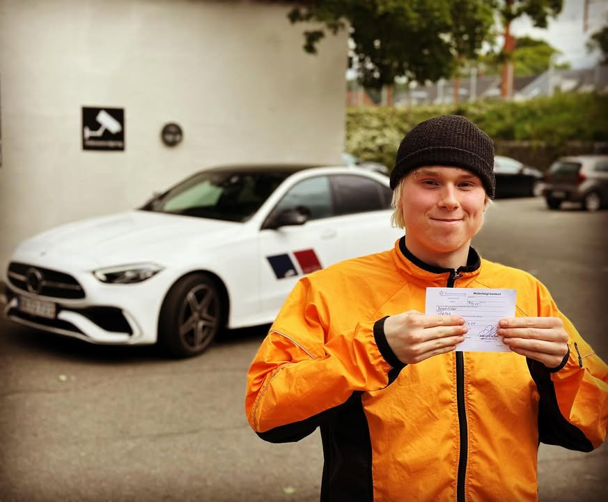 Lets Drive fejrer Viktors succes med kørekortet