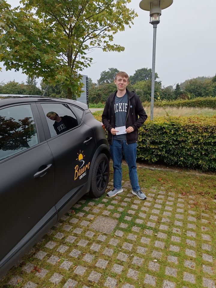 Bauers Køreskole ønsker John Schmidt Sigrist stort tillykke med kørekortet