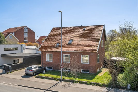 Arkitekttegnet villa med god plads og stor have tæt på centrum