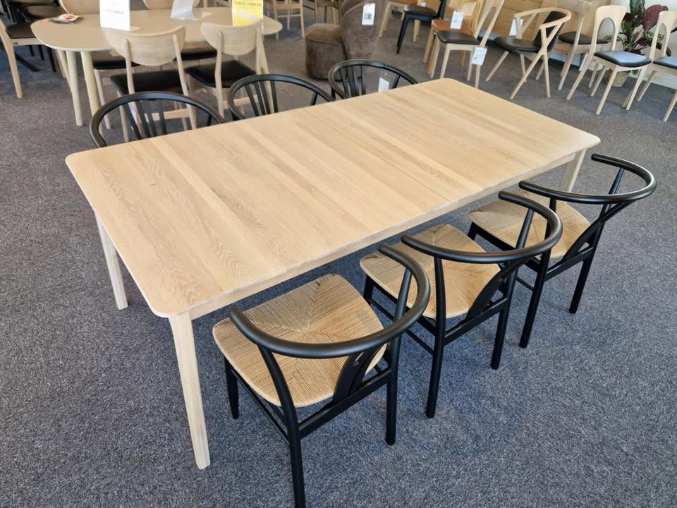 HOVELIND MØBLER tilbyder sidste chance for unik spisebordmodel til nedsat pris