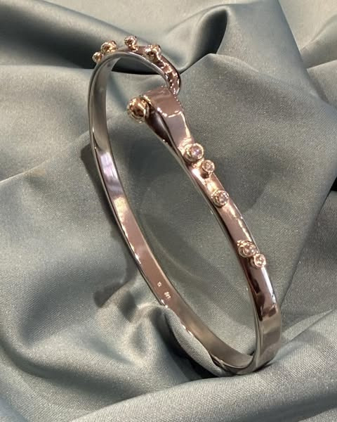 Guldsmed Lütken fuldender endnu en specialbestilling med hvidguldsarmring og diamanter