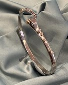 Guldsmed Lütken fuldender endnu en specialbestilling med hvidguldsarmring og diamanter