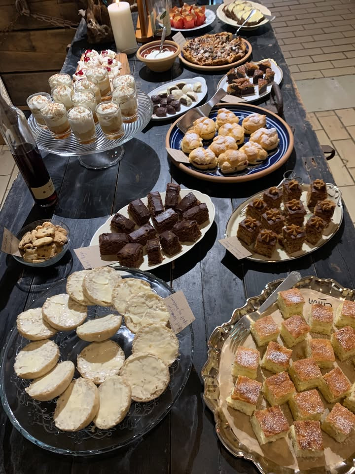 Fru Hansens Butik & Café har ta’ selv tapas kagebord med over 10 hjemmelavede kager