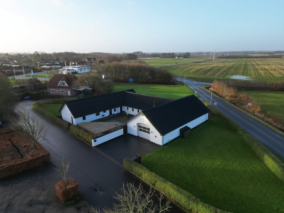 Ny ejendom fra home Brønderslev med værksted og jord til salg