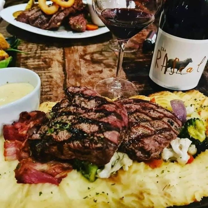 Café Tidslös præsenterer vores populære plankebøf med tilbehør