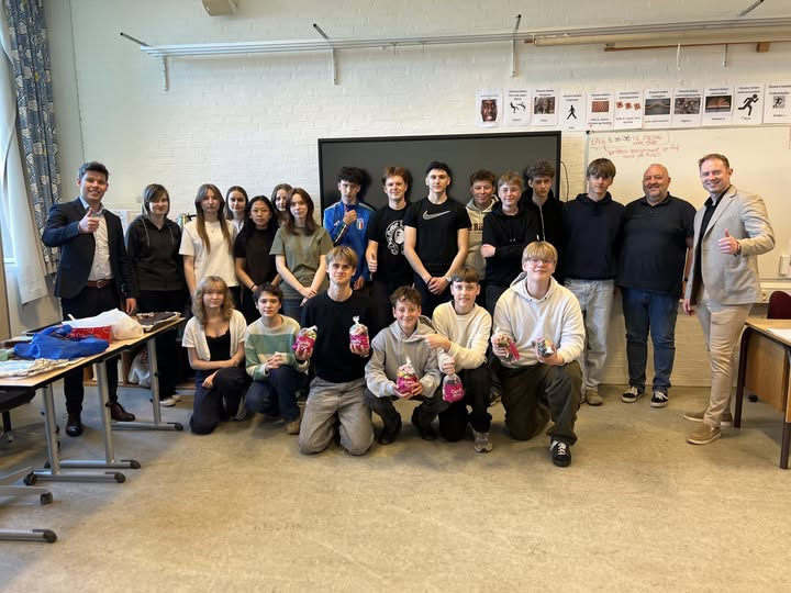 John Frandsen Ikast forkæler Mikkels klasse med masser af bland-selv slik