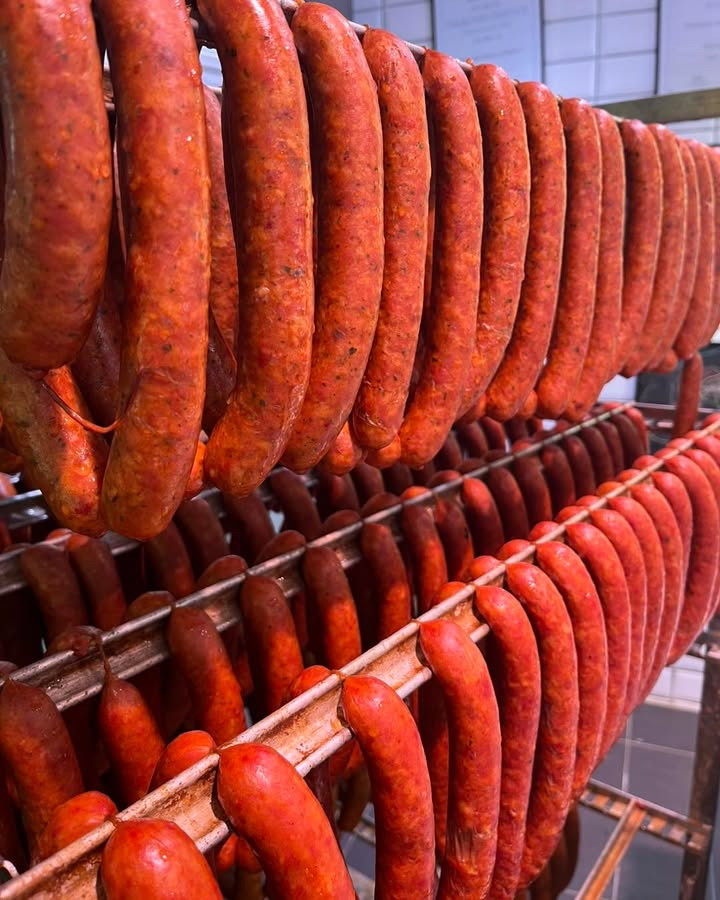 Slagter Primby klar til travle påskedage med frisk sortiment af grillpølser og dansk lam