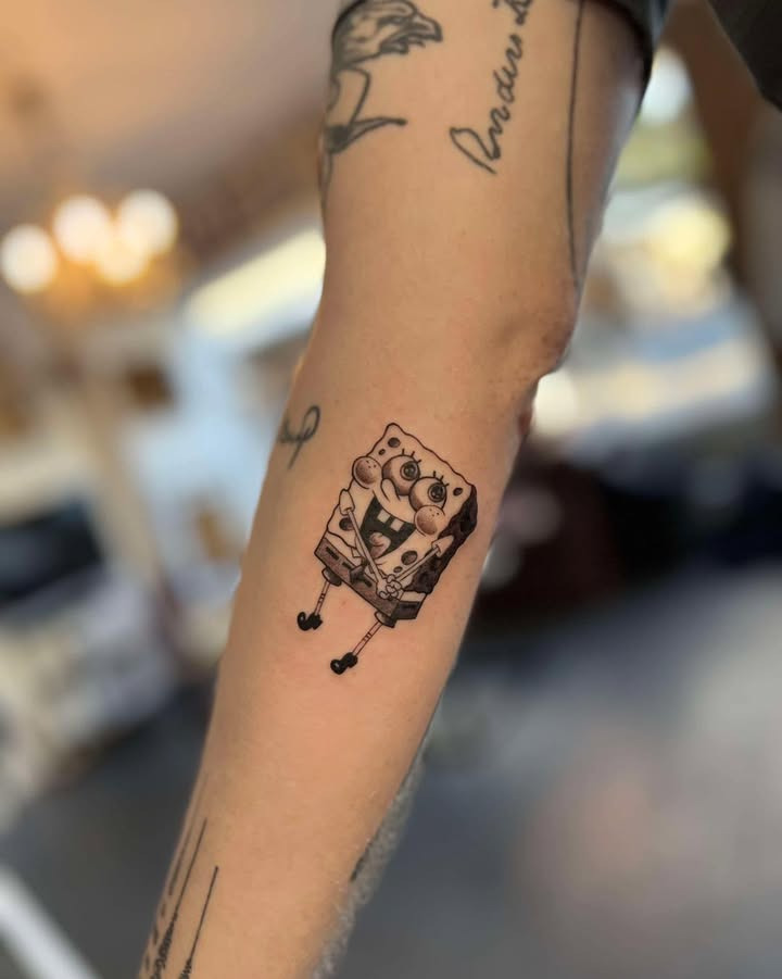 Hos Din Tatovør tilbyder ny tatovering med SvampeBob og Gary designet af Timm