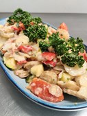 Frokostordning med lun ret og salatbar hos Marias Deli