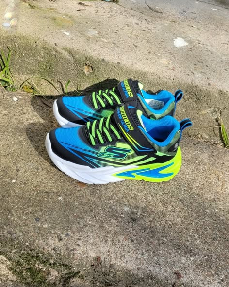 Børneshoppen Brønderslev tilbyder et stort udvalg af Skechers til børn