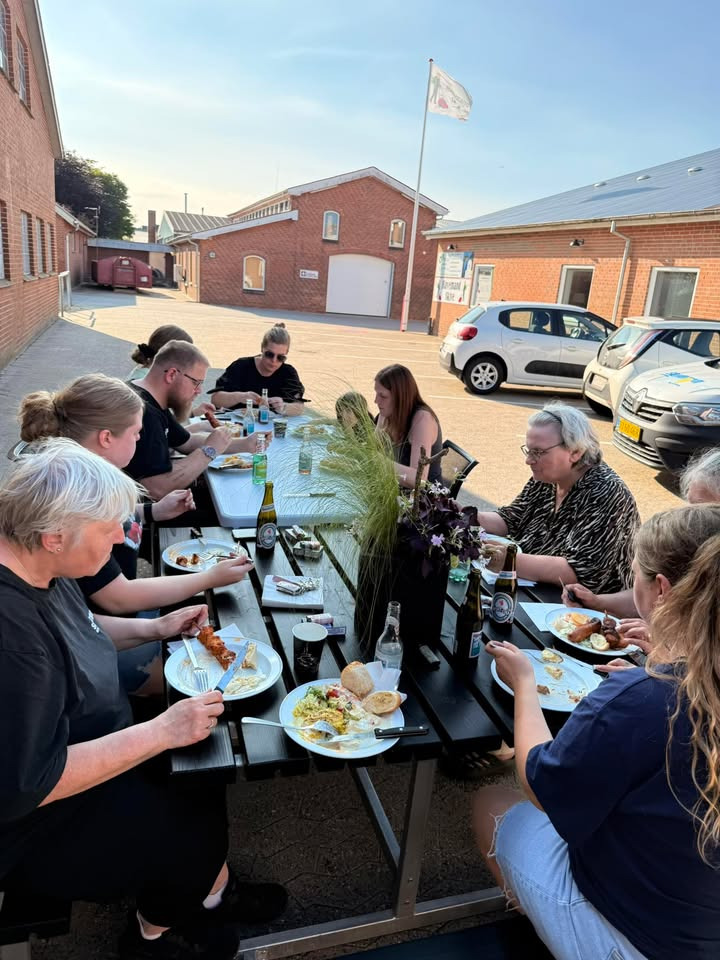 Suveræn Rengøring hylder fællesskabet med grillarrangement på arbejdsaftener