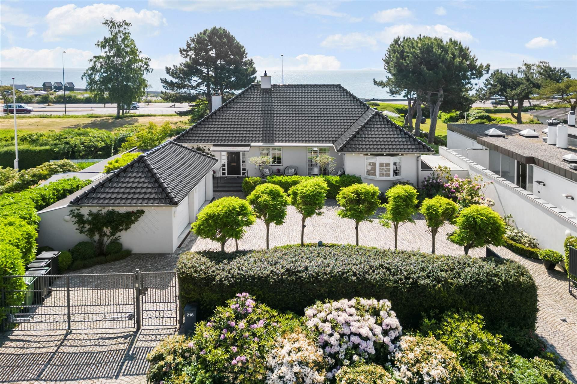 For 34,0  mio. kroner kan du nu få Strandvejen 216 - Se priserne på de dyreste boliger til salg i Charlottenlund