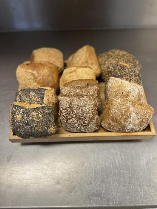 Nordbyens Bageri tilbyder et bredt udvalg af surdejsprodukter