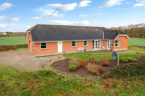 Villa i landlige omgivelser fra 2006 med 3 værelser og garage på 46 m2