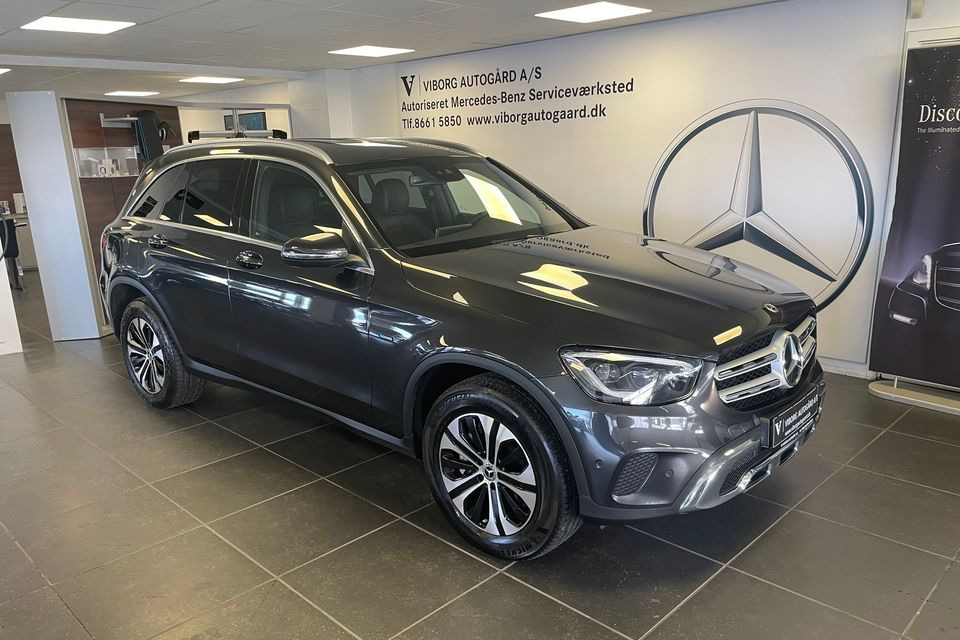 Lækker Mercedes-Benz GLC300 til salg hos Viborg Autogård: Udstyret med premiumpakke, distance assist og anhængertræk