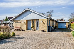 Skøn højtbeliggende gulstensvilla på stille villavej i V. Hjermitslev