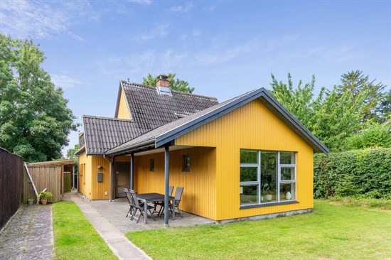 Rummelig 152 m² villa i Hvidovre – 7 værelser og børnevenlig have tæt på skole